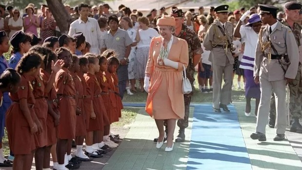 A rainha visitou Belize em 1994; país discute hoje se deve seguir na Commonwealth (Foto: PA MEDIA via BBC)