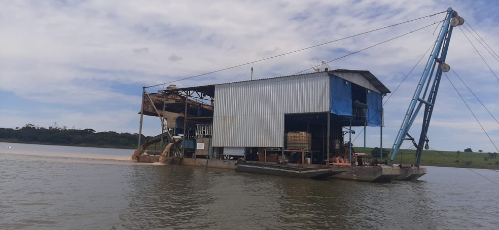 Dragas foram encontradas em plena atividade de extração mineral no Rio Grande — Foto: PMMA/Divulgação 