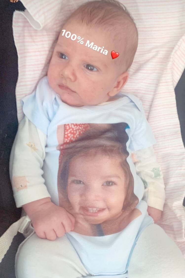 Laura Neiva encanta ao mostrar José vestindo roupa com rosto da irmã (Foto: Reprodução / Instagram)