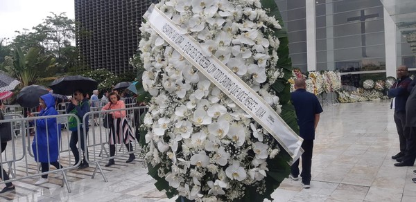 Xuxa Manda Coroa De Flores Para O Velorio De Gugu Liberato Passarinho Vai Voar Sao Paulo G1