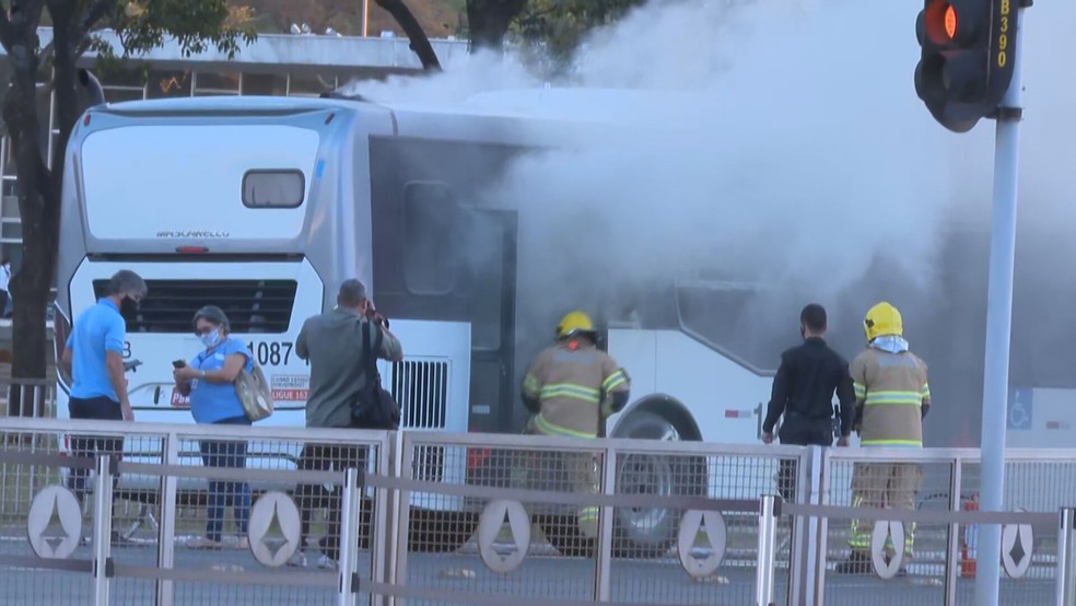 Ônibus pega fogo em frente ao Palácio do Planato — Foto: TV Globo/Reprodução