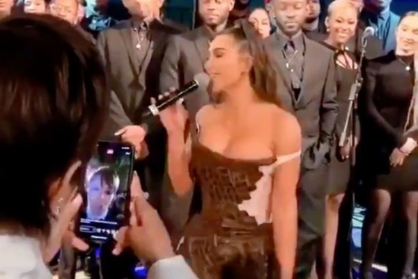 A socialite e empresária Kris Jenner sofrendo com o celular enquanto tenta gravar o discurso natalino da filha Kim Kardashian (Foto: Instagram)