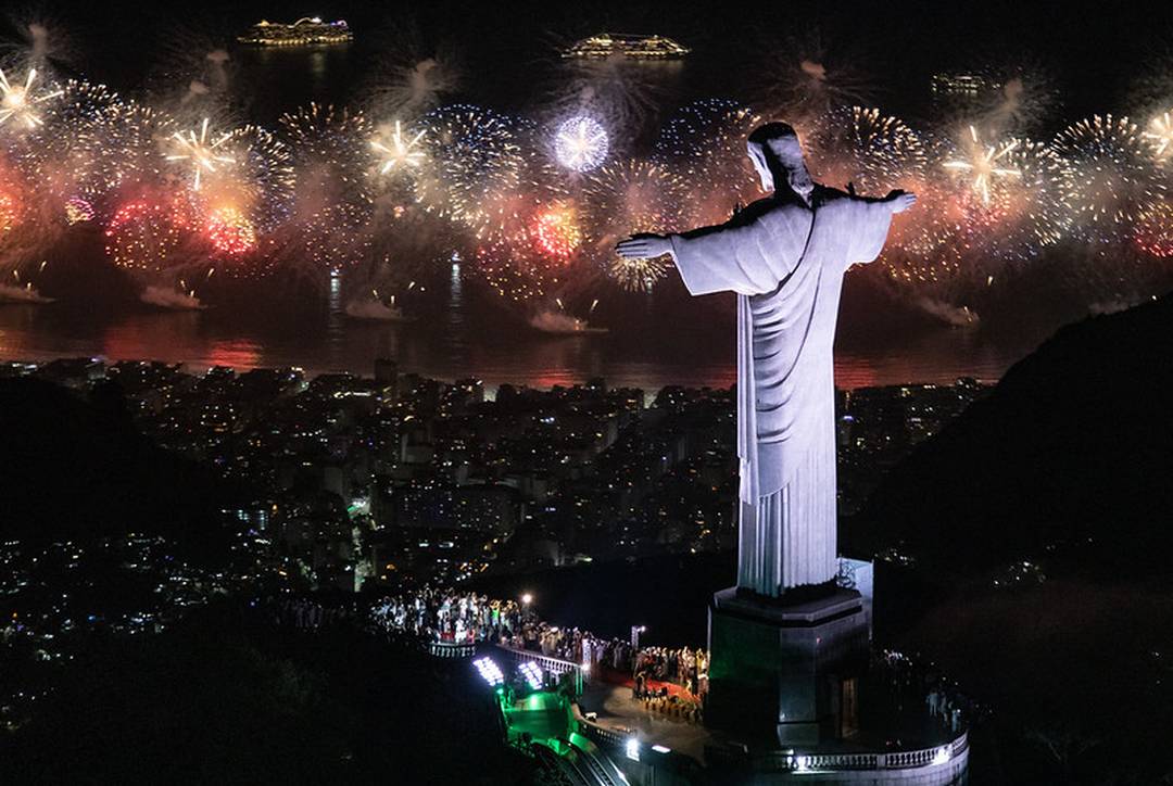 Fogos iluminaram o Rio de Janeiro na chegada do ano novo