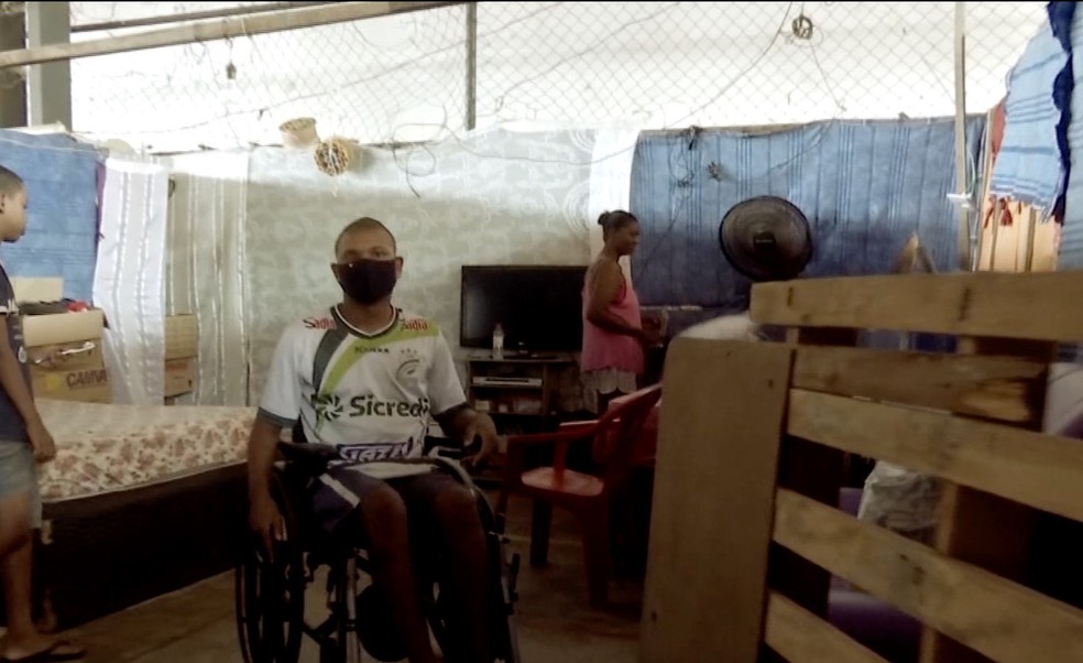 Joelson Oliveira não tem condições de trabalhar e a mulher perdeu o emprego na pandemia — Foto: TVCA/Reprodução