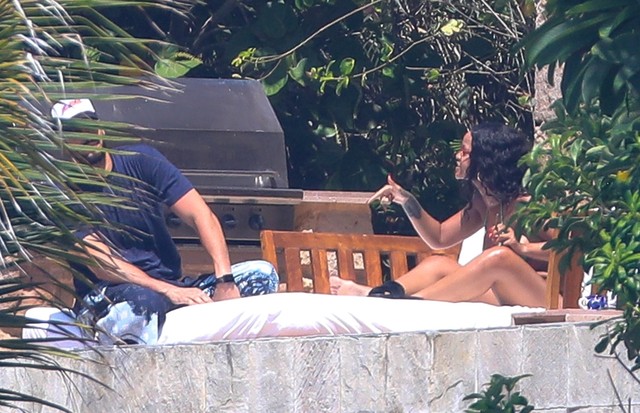 *PREMIUM-EXCLUSIVE* Puerto Vallarta, MEXICO  - Singer Rihanna and on-again, off-again billionaire boyfriend Hassan Jameel appear to engage in an argument while soaking up the Sun in Mexico. The singer showed off her svelte physique in a green two-piece bi (Foto: HEM / BACKGRID)