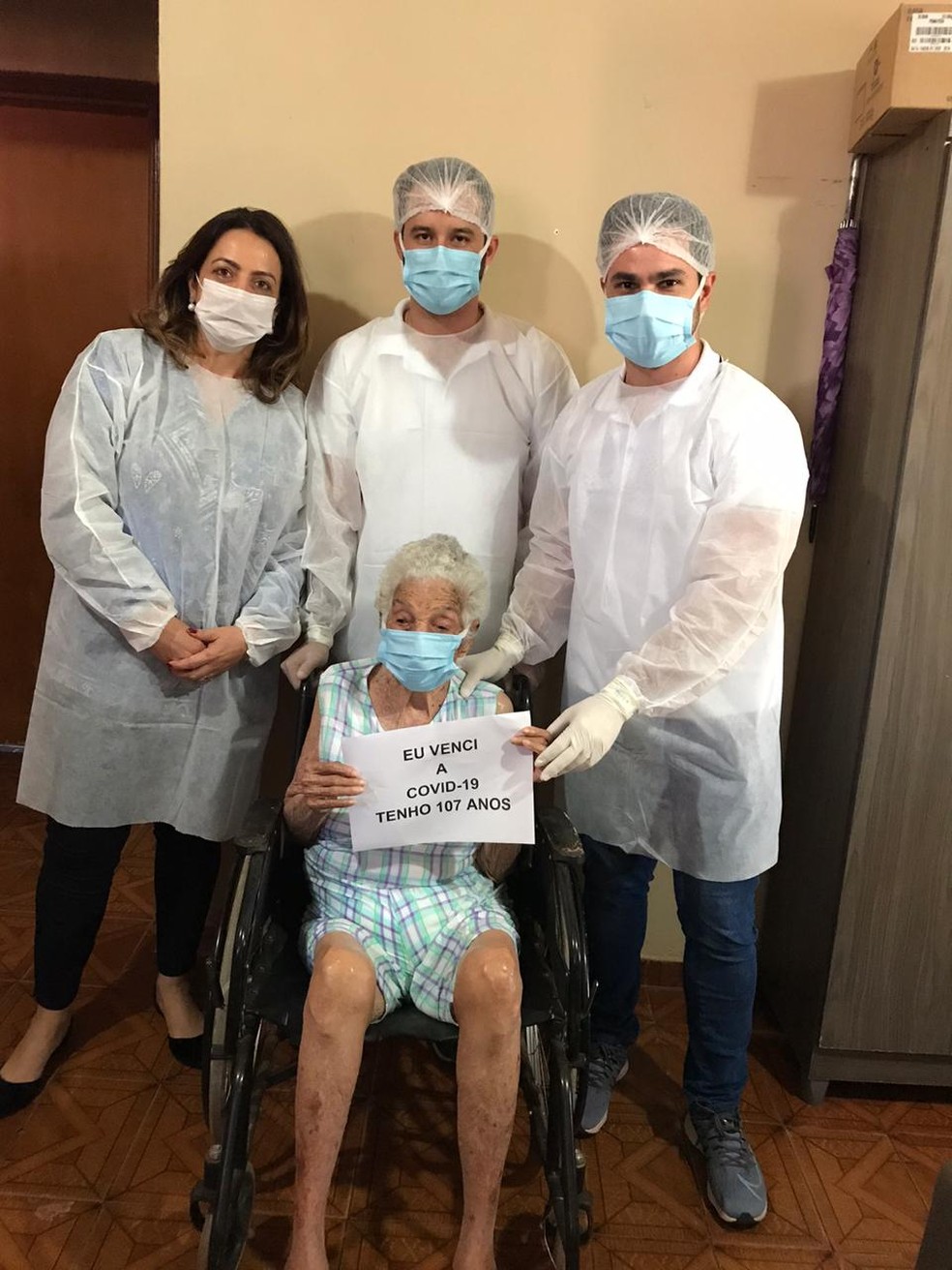 Maria Ros&aacute;ria ao lado da equipe m&eacute;dica que a acompanhou em Cardoso &mdash; Foto: Arquivo Pessoal 