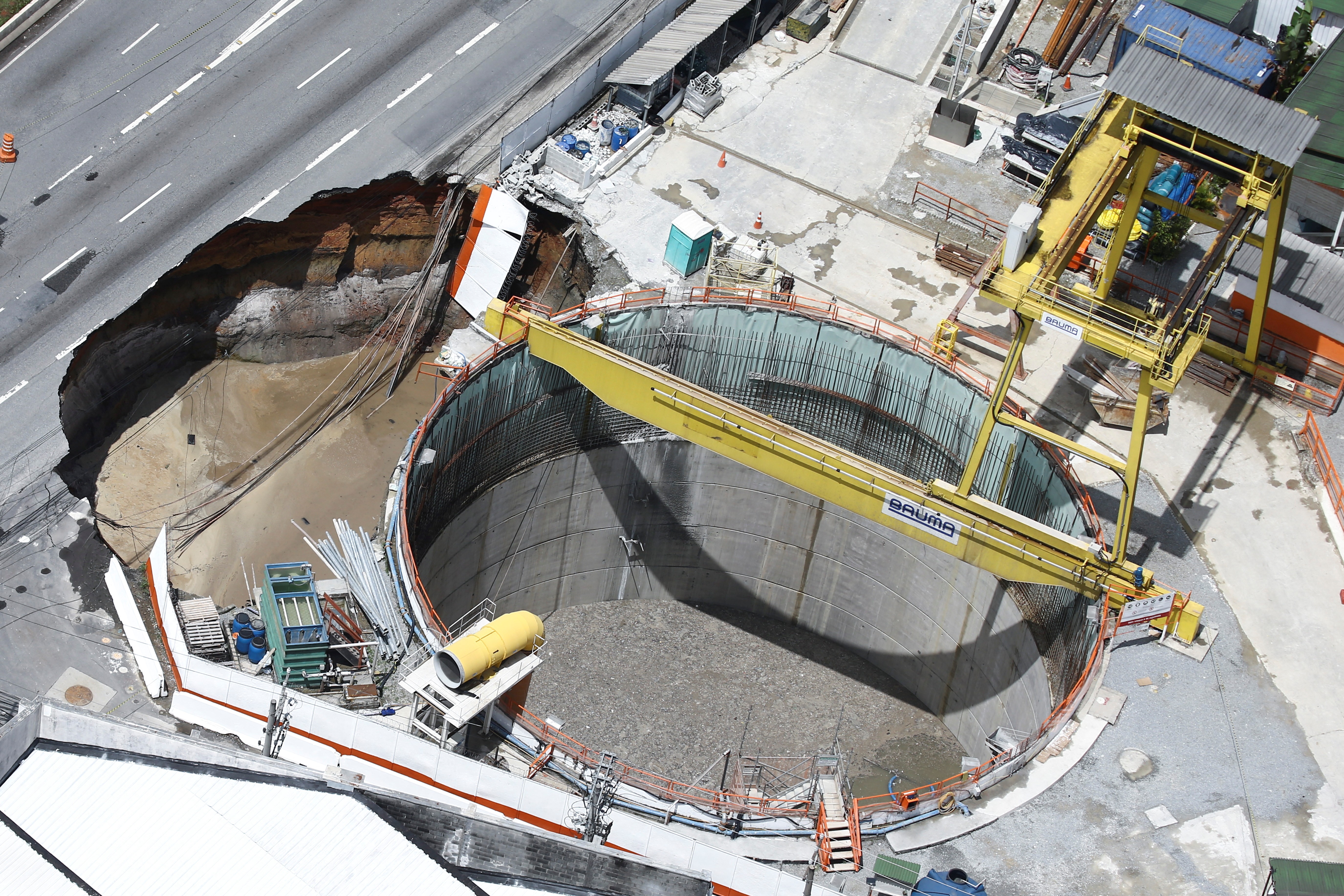 Perícia para apontar causas do acidente em obra do Metrô que abriu cratera na Marginal Tietê ainda não foi contratada