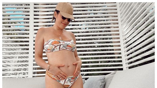 Fabiana Justus exibe barriguinha de 15 semanas de gravidez em clique de biquíni