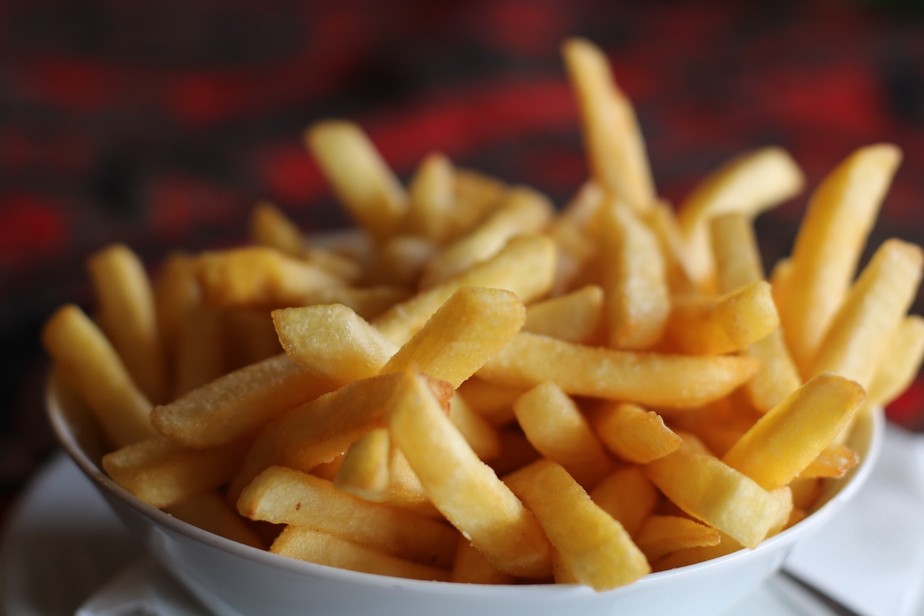 A batata frita deve ser consumida com moderação, porque possui substâncias químicas prejudiciais