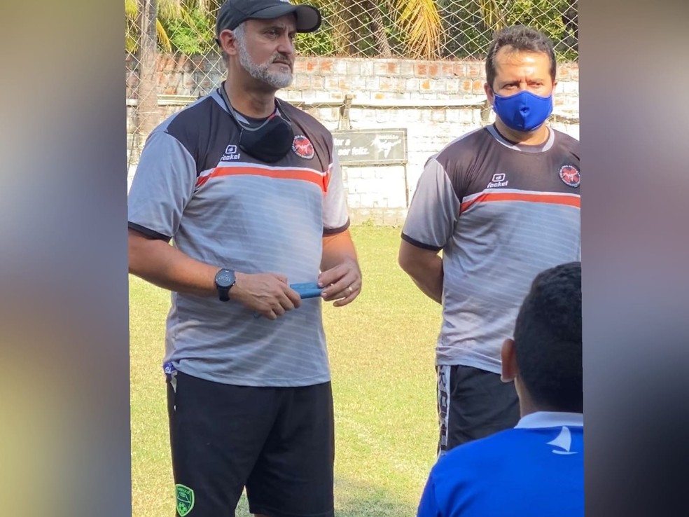 Paulo Henrique Donato (à esqueda) e Cláudio Nobre (à direita) são os idealizados da Escolinha de Futebol Arnobão, projeto que desenvolveu a moeda "Zuzu Real". — Foto: Arquivo Pessoal