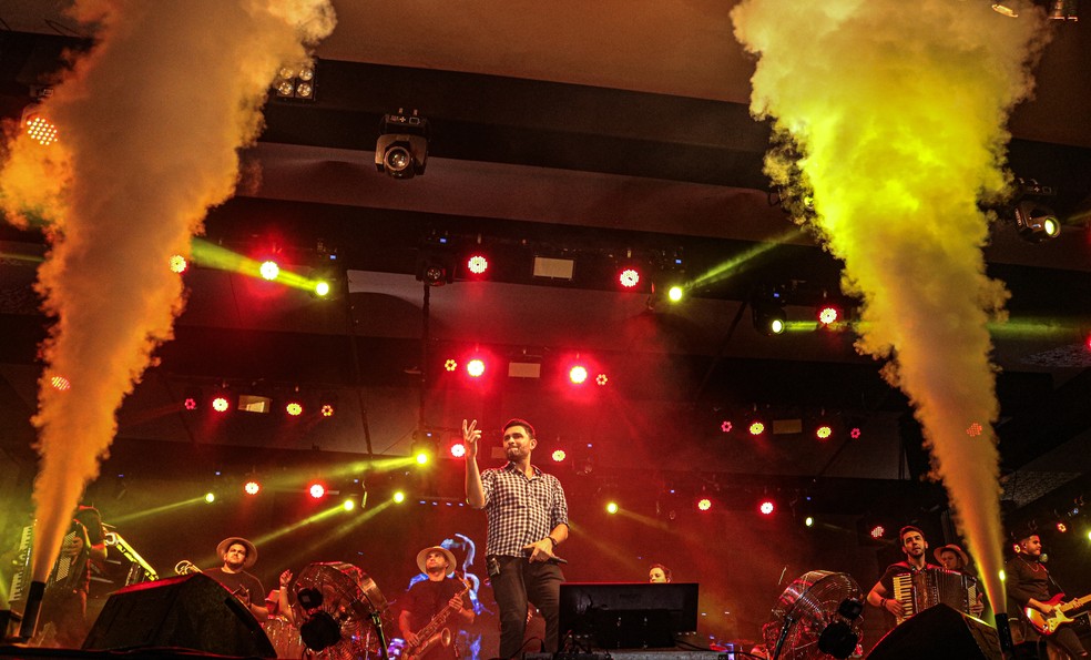 Mano Walter em show no São João 2022 de Campina Grande — Foto: Daniel Galdino/Divulgação