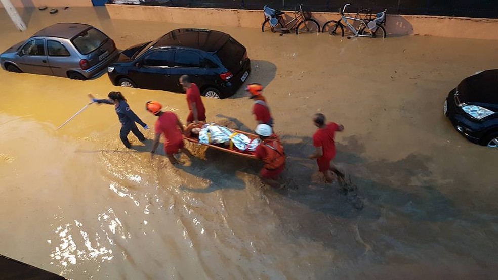 Grávida é resgatada durante enchente em São Sebastião  (Foto: Arquivo Pessoal/ Wagner Cubas)