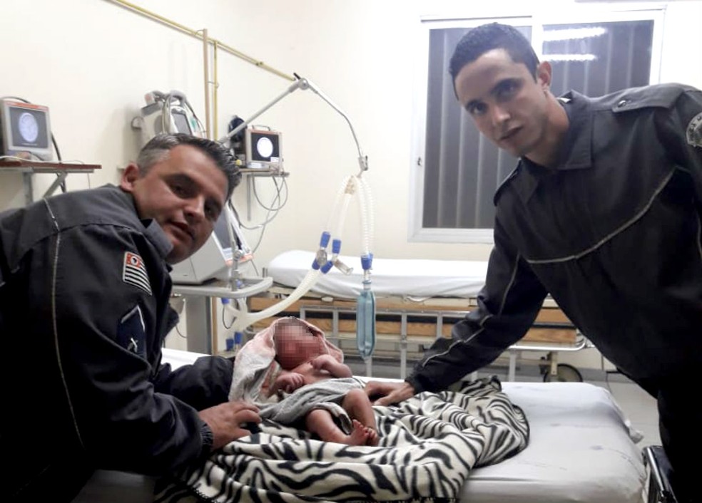 BebÃª recÃ©m-nascido enrolado em toalha Ã© achado em lixeira de Macatuba (Foto: PolÃ­cia Militar/DivulgaÃ§Ã£o)
