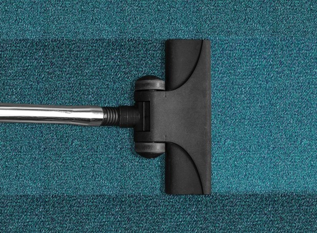 O aspirador de pó é um grande aliado na limpeza da casa de alérgicos, mas alguns elementos, como os tapetes devem ser evitados para não acumular poeira (Foto: Pixabay / Michal Jarmoluk / CreativeCommons)