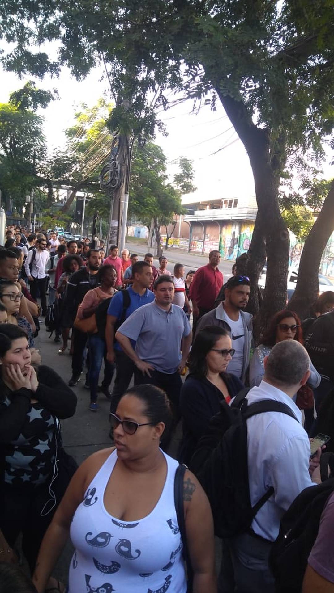 Cariocas que saem da Zona Norte e seguem para a Zona Oeste do Rio enfrentam filas quilométricas para embarcar em ônibus