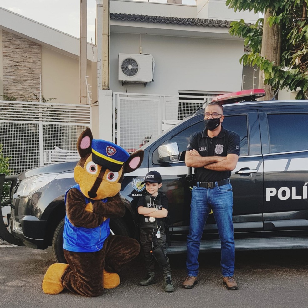 Garoto ganha festa de aniversário com tema da Polícia Civil — Foto: Polícia Civil