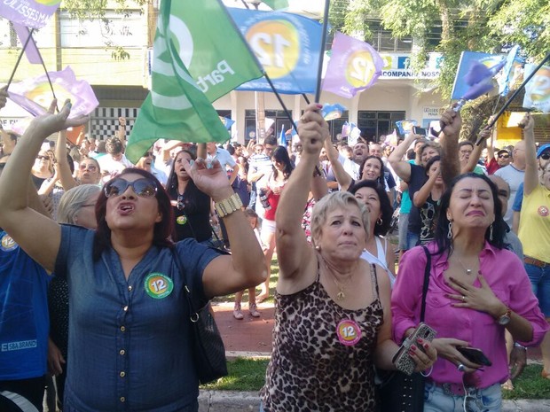 Apoiadores de Ulisses Maia comemoram a vítoria na Avenida Brasil (Foto: João Dutra/RPC)