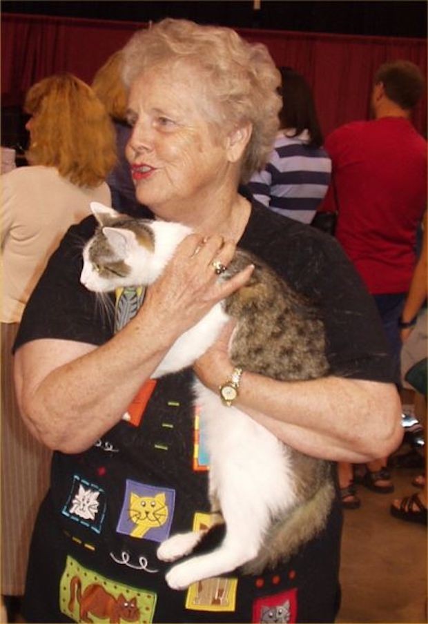 CC, o primeiro gato clonado, aos 2 anos em 2003 com sua tutora em College Station Texas (Foto: Pschemp/ Wikimedia Commons/ CreativeCommons)