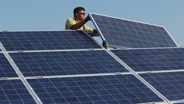 Instalação de módulo fotovoltaico, responsável por captar a energia solar (Foto: Sean Gallup/Getty Images)