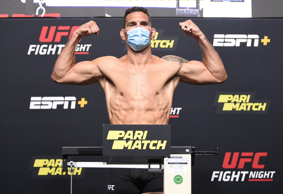 Chris Weidman posa na pesagem de sua última luta, em agosto de 2020 — Foto: Getty Images