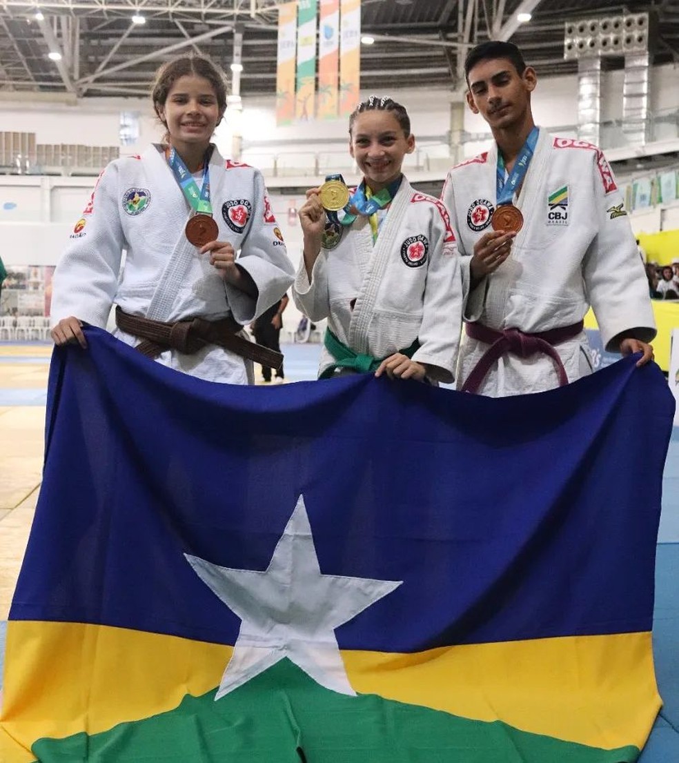 Judocas medalhistas nos Jogos Escolares — Foto: FFERO/Divulgação