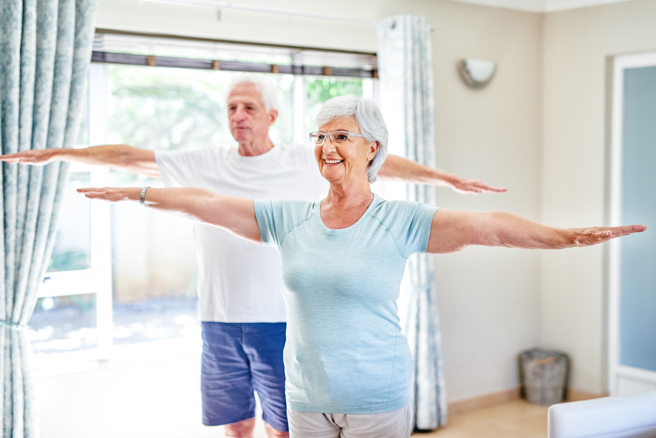 Dicas de exercícios que os idosos podem fazer em casa (Foto: Getty Images)