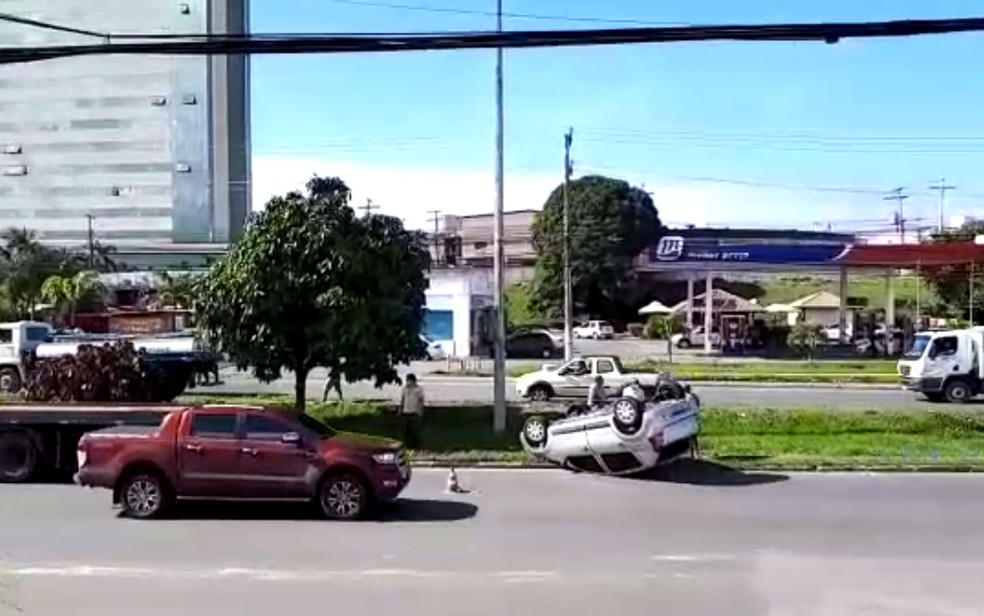 Carro capota e deixa ferido em Lauro de Freitas, na regi&atilde;o metropolitana de Salvador &mdash; Foto: Redes Sociais