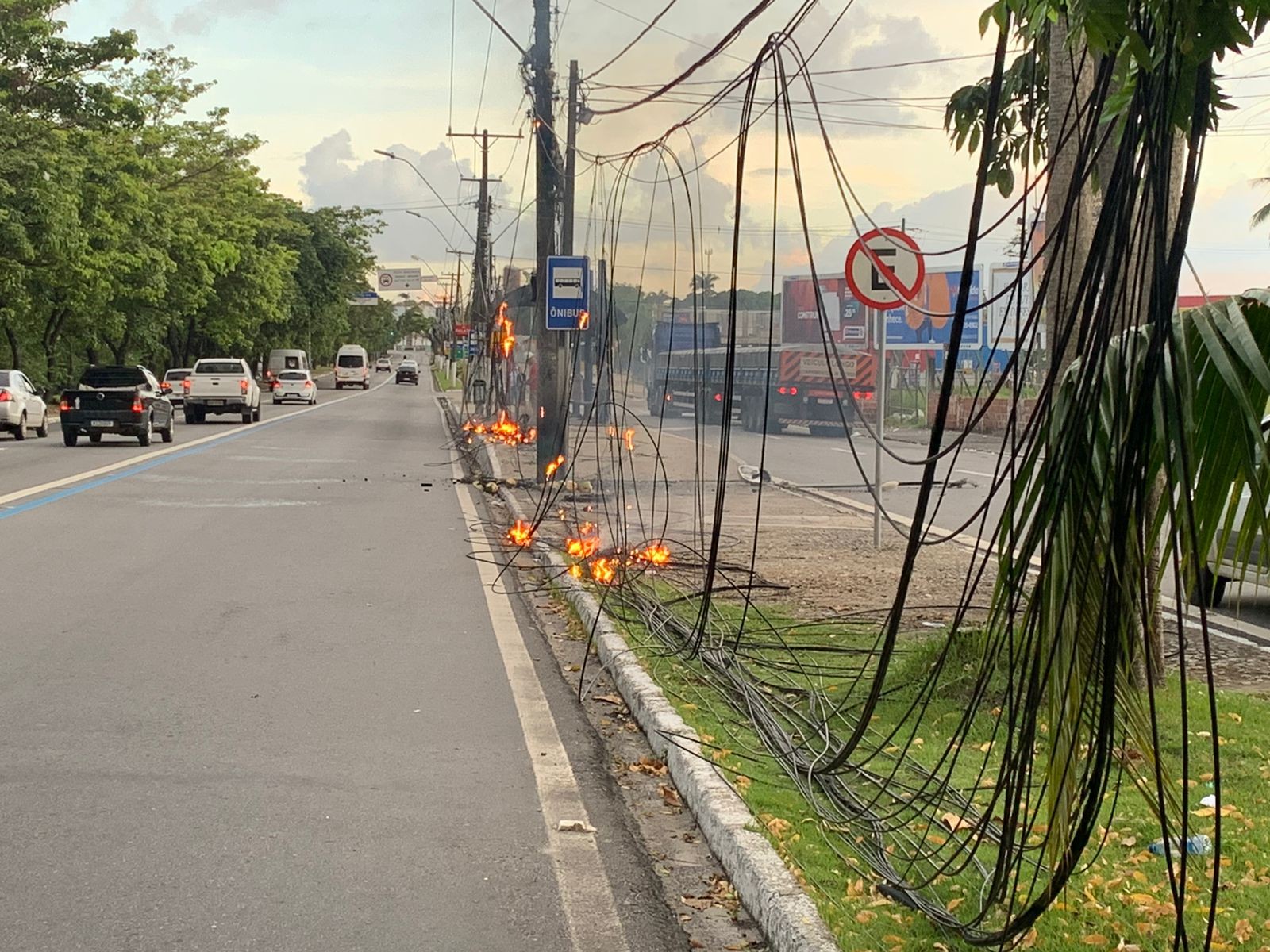 Curto circuito provoca incêndio e derruba fiação de postes sobre abrigo de ônibus na Fernandes Lima, em Maceió