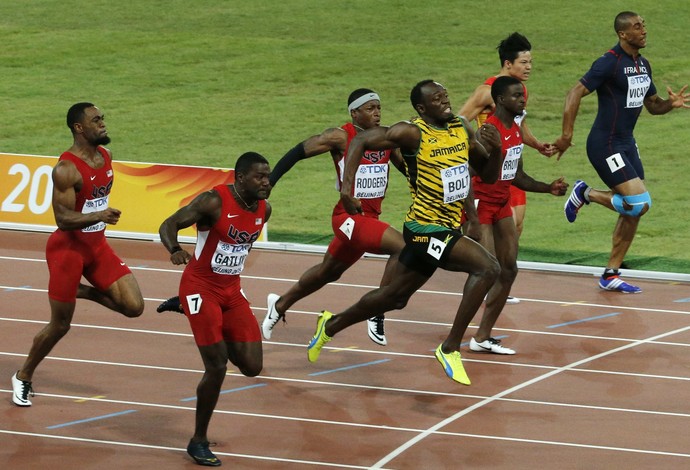Bolt vence Justin Gatlin no detalhe e segue com o rei das provas de velocidade (Foto: Reuters)