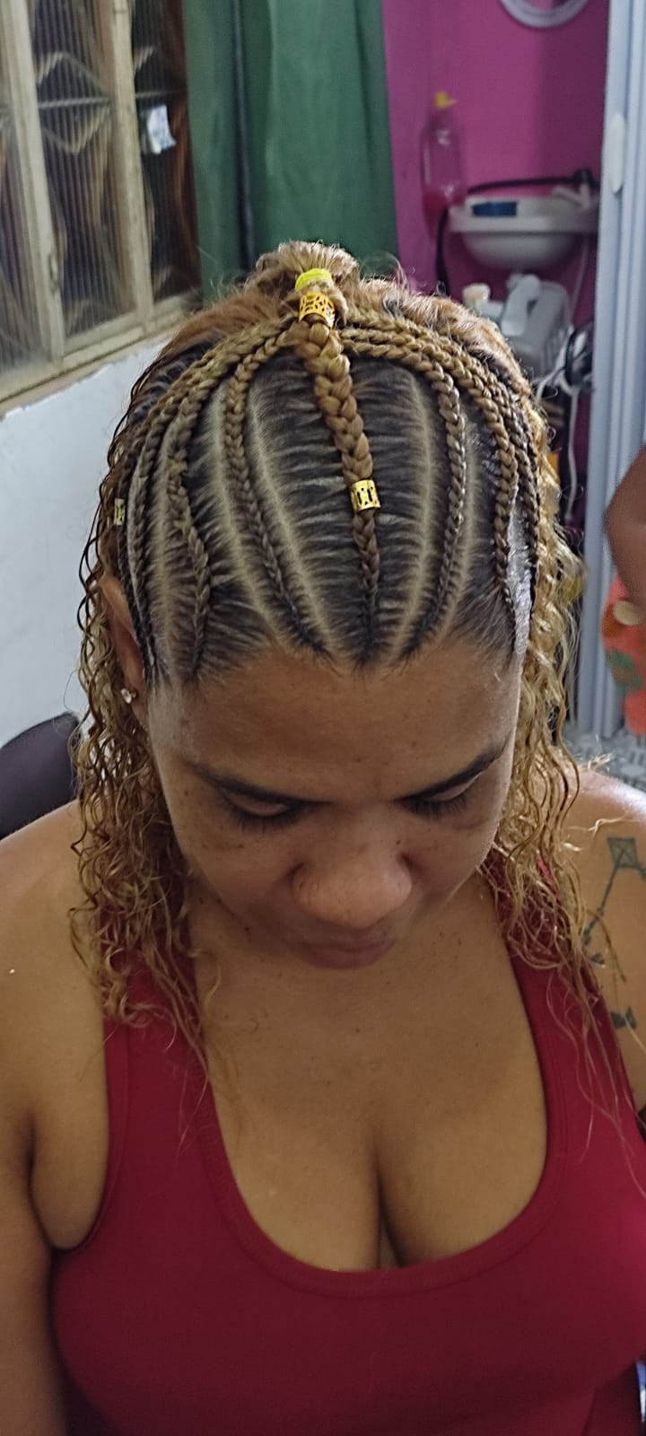 Anvisa proíbe venda de pomada Ômegafix para cabelos; manicure relatou problemas oculares após uso