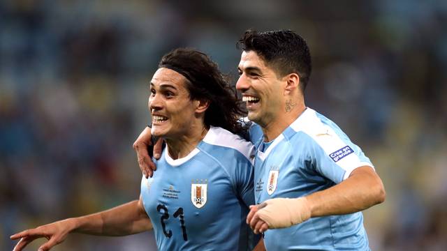 Cavani comemora o gol do Uruguai ao lado de SuÃ¡rez