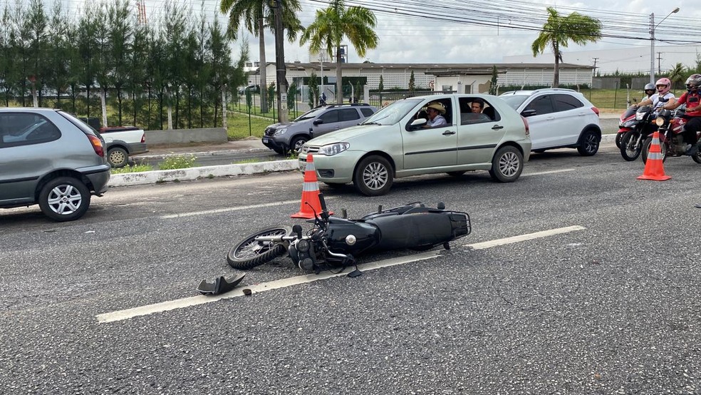 Motociclista morre após acidente com carreta na BR-230, em João Pessoa — Foto: Sílvia Torres/TV Cabo Branco