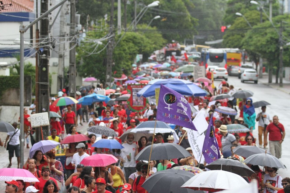 Manifestantes caminham pela Avenida Conde da Boa Vista, na regiÃ£o central do Recife, em ato em apoio ao ex-presidente Lula (Foto: Marlon Costa/Pernambuco Press)
