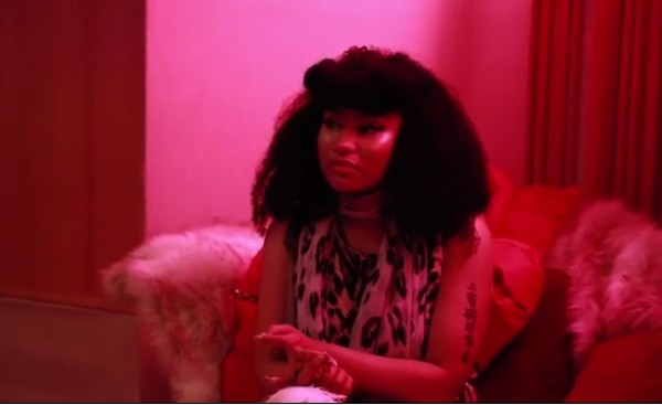 A cantora Nicki Minaj no vídeo em que revela ter sido vítima de violência doméstica (Foto: Instagram)