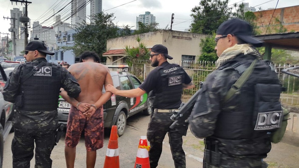 Mais de 200 policiais cumprem 72 mandados de prisão e 57 mandados de busca e apreensão (Foto: Luiz Souza/RBS TV)