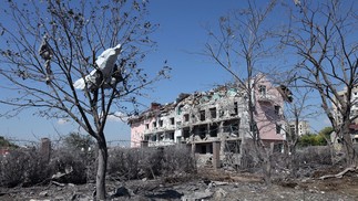 Edifício destruído após ser atingido por um ataque de mísseis na cidade ucraniana de Sergiyvka, perto de Odessa, matando pelo menos 20 pessoas e ferindo 38 — Foto: Oleksandr GIMANOV / AFP