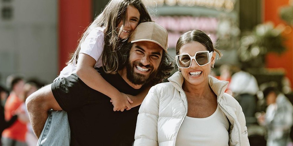 Deborah Secco, Hugo Moura e Maria Flor  &mdash; Foto: Reprodu&ccedil;&atilde;o/ Instagram