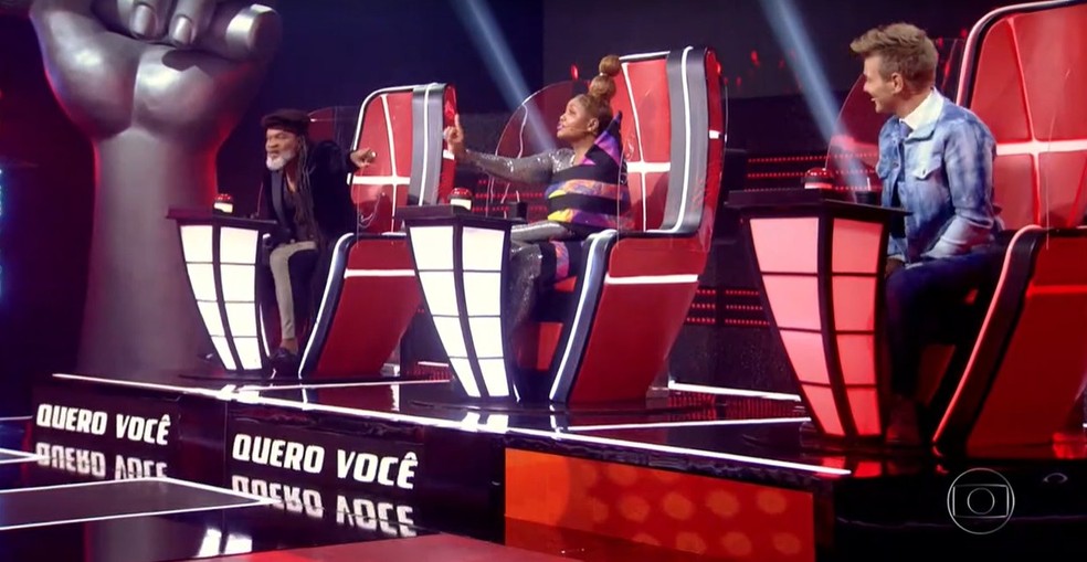 Carlinhos Brown 'barra' Michel Teló de virar cadeira para participante sertanejo  — Foto: TV Globo