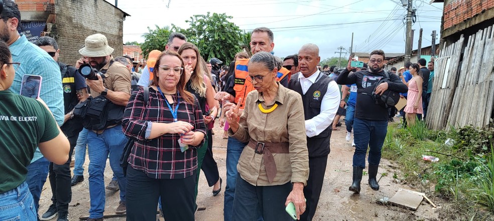 Comitiva visita bairros afetados pelas chuvas em Rio Branco — Foto: Aline Nascimento/g1