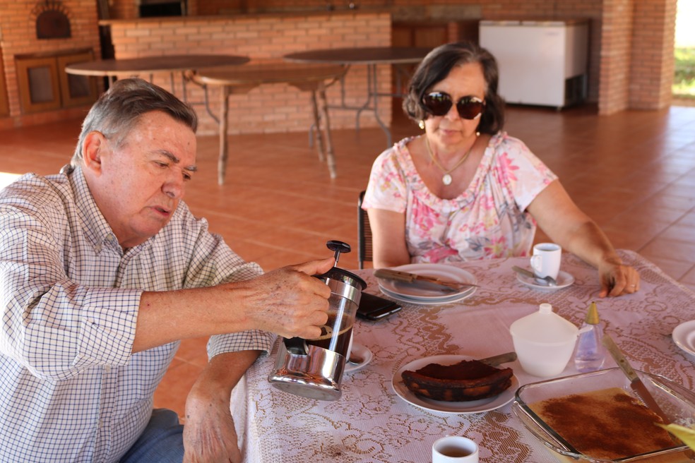 Carlos Alberto Coutinho e a esposa são produtores de café no DF — Foto: Emater-DF/ Divulgação