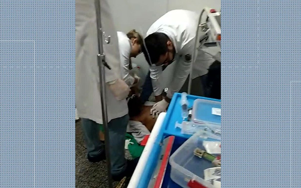 Paciente Ã© reanimado no chÃ£o do Hospital Salgado Filho (Foto: ReproduÃ§Ã£o / TV Globo)