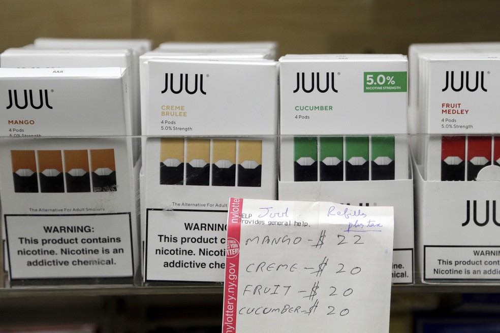 Versões de fácil consumo dos vapes (POD's) são expostas em vitrine de Nova York — Foto: Seth Wenig/AP