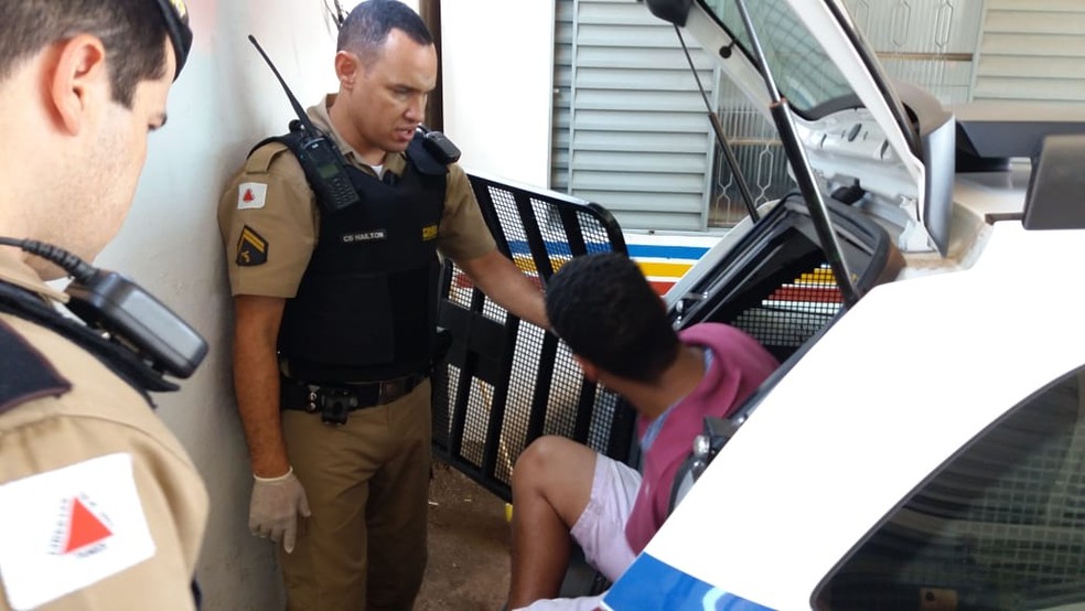 Jovem foi preso apÃ³s a morte de idoso no Bairro Luizote de Freitas em UberlÃ¢ndia â€” Foto: Emerson Jardim/G1