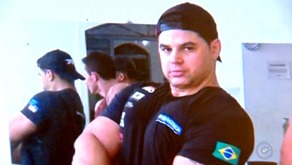 Ailton Basílio, principal suspeito de ter matado a mulher a facadas, está foragido (Foto: Reprodução / TV TEM)