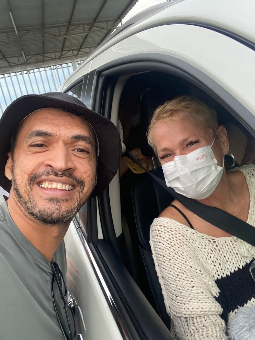 Luis ao lado de Xuxa após ela pousar em Cruzeiro do Sul — Foto: Luis Labiac/Arquivo pessoal 