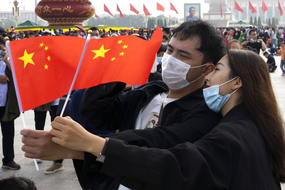 Turistas exibem bandeiras da China no feriado Golden Week - recuperação, coronavírus, turismo
