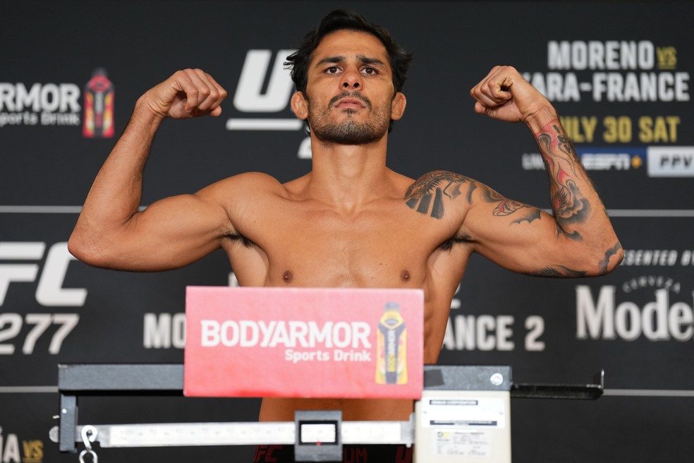 Alexandre Pantoja pesagem UFC 277 — Foto: Getty Images