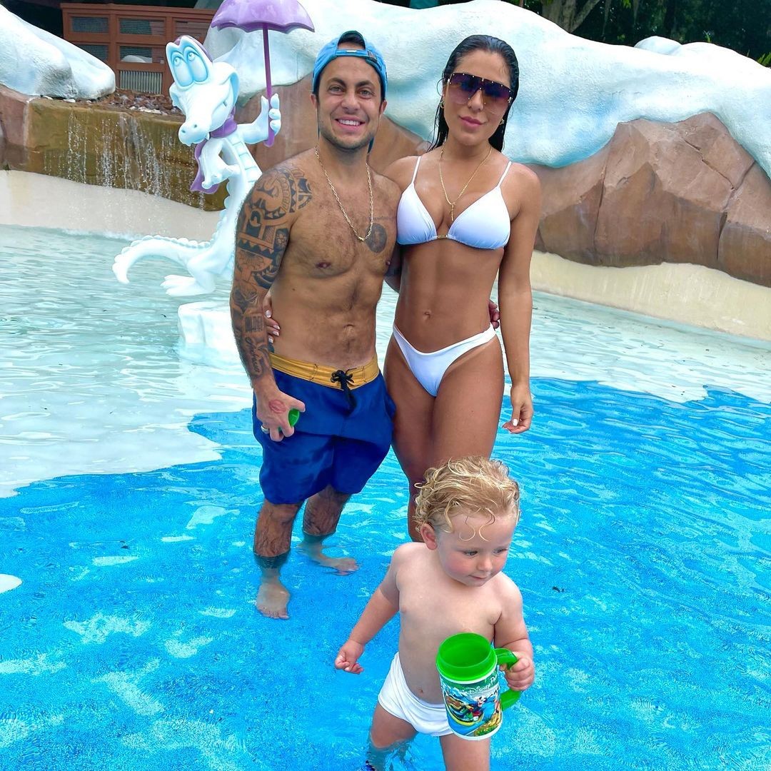 Na Disney, Thammy curte piscina com a família, mas forma física rouba a cena (Foto: Reprodução/Instagram)