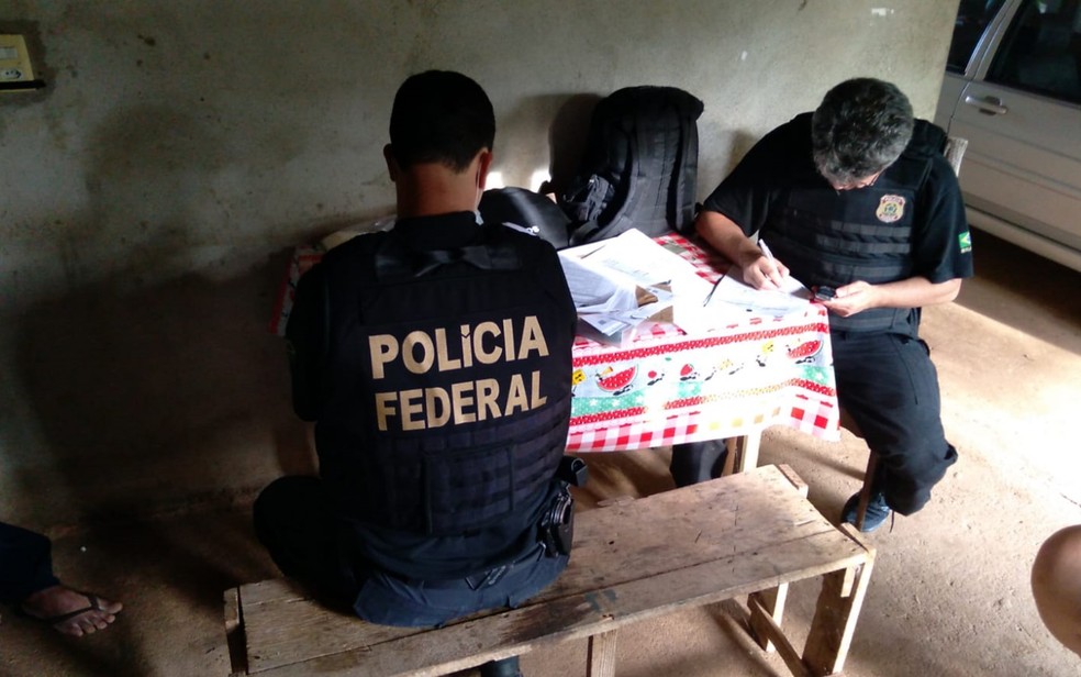 Policiais federais cumprem mandados de prisão e de busca em ranchos construídos em terras indígenas em Goiás — Foto: Reprodução/Polícia Federal