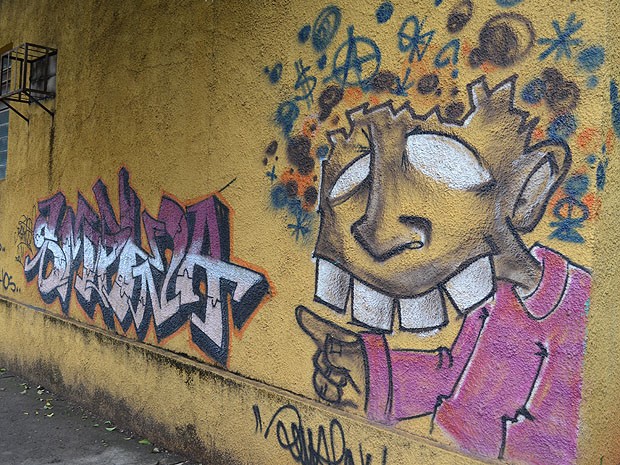 Grafite na Rua Carlos Gomes em Araraquara (Foto: Laís Françoso/G1)